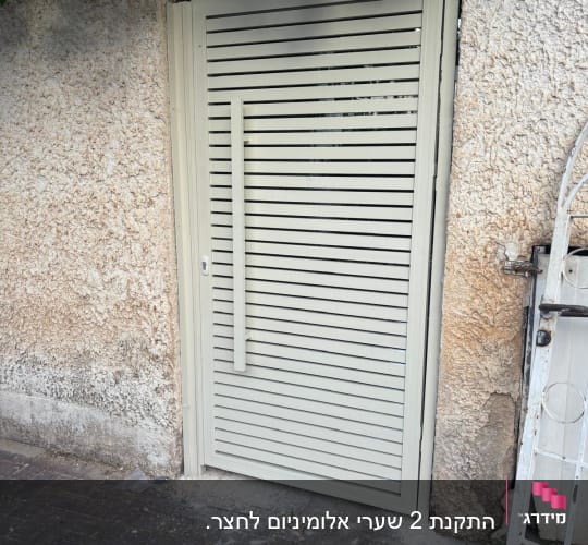 דלת אלומיניום מותקנת בקיר חיצוני